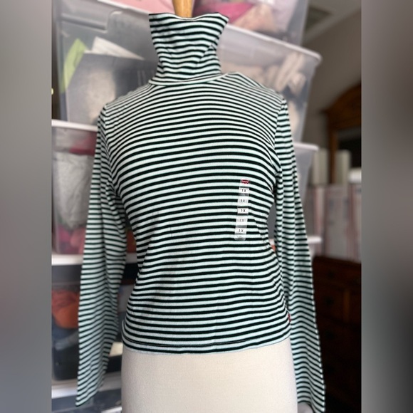 Levi’s Turtleneck - Picture 1 of 7